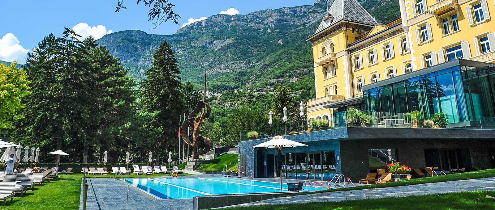 Relax esclusivo presso la piscina del Grand Hôtel Billia